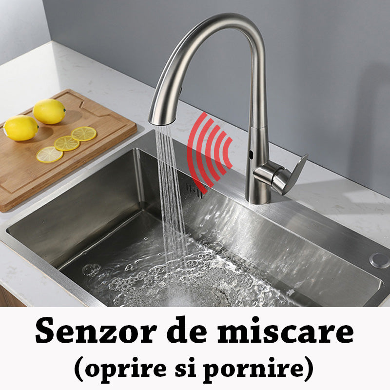 apa curgand din bateria de bucatarie cu senzor de miscare
